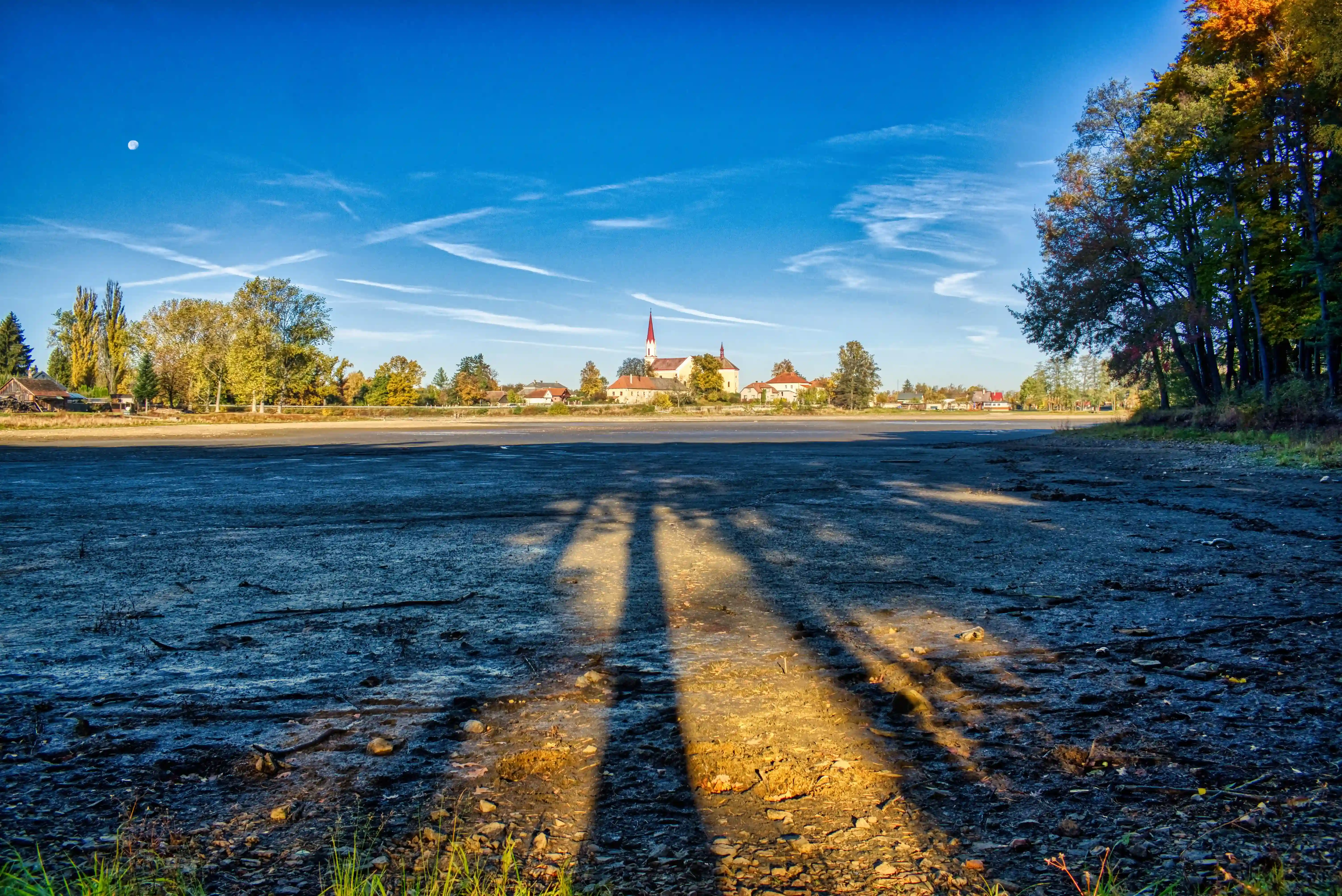 Zbýšovský kostel a vypuštěný rybník